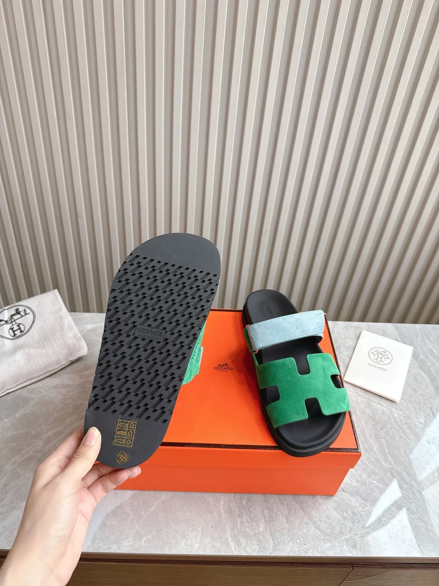 p480🐮🐮Couple model (top version) H family 2024 spring and summer new style HERMES Hermes' recently popular couple model pig nose angle sandals and slippers, paired with various colorful socks, popular. Upper: imported original deerskin (the genuine leather edging is not ordinary super migration). Lining: imported genuine leather. Outsole: Tpu non-slip and wear-resistant outsole. Size: Female 35-42 (40/42 non-returnable and non-exchangeable) Male size: 39-45 (45 non-refundable and non-exchangeable)
